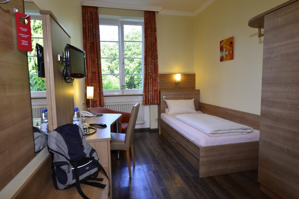 Bb Haus Neugebauer Garni Hotel Geisenheim Buitenkant foto